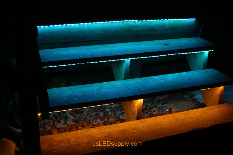 Tiras de LED RGB iluminar escadas exteriores.