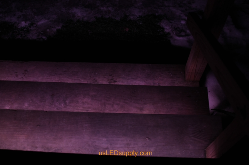 Tiras de LED RGB iluminar escadas exteriores.
