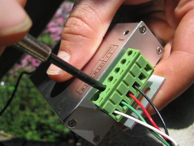 Tighten the screws on the terminal block.